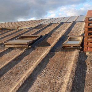 Tejado con velux de una azotea. Este elemento en un tejado necesita una buena impermeabilización para evitar goteras